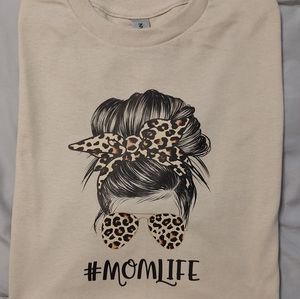 Women's Medium Graphic Tees